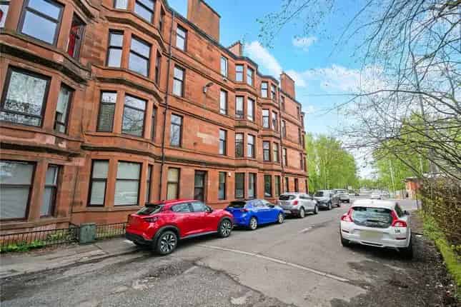 Top Floor Flat for Sale in Glasgow G43 Auldhouse Avenue