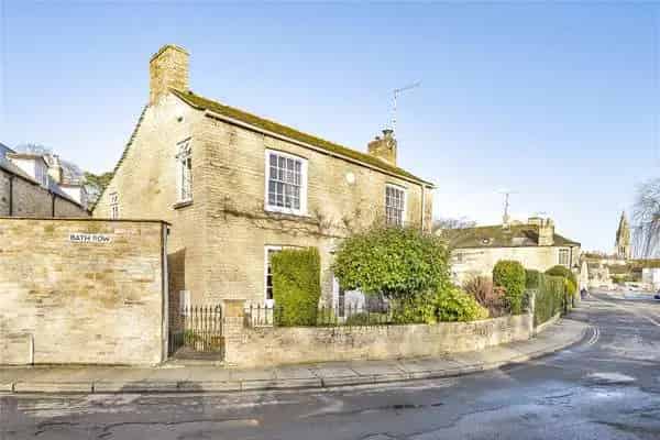 3-Bedroom House in Stamford with Courtyards and Modern Amenities