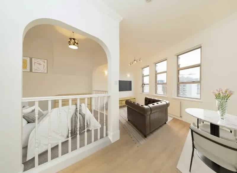 Refurbished Studio Flat Kilburn Share of Freehold