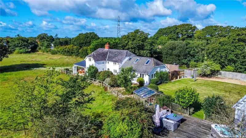 16th Century Family Home 4 Bedrooms New Milton Detached House