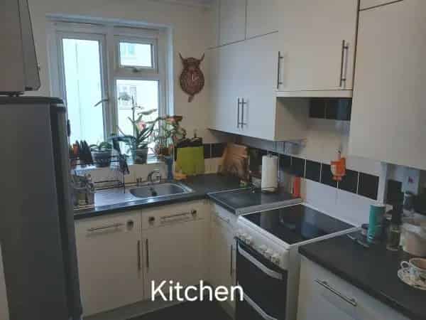 2 Bedroom Flat Near Shops and Stations