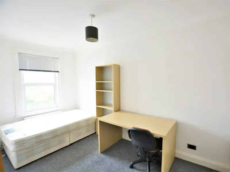 Two Bedroom Flat near Preston Park Allocated Parking