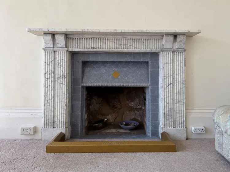 1 Bedroom Flat for Sale in Bath - Parking and Southerly Views