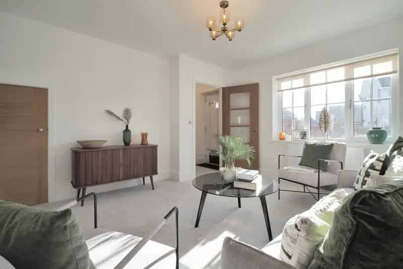 3 Bed Semi-Detached House Potters Wood