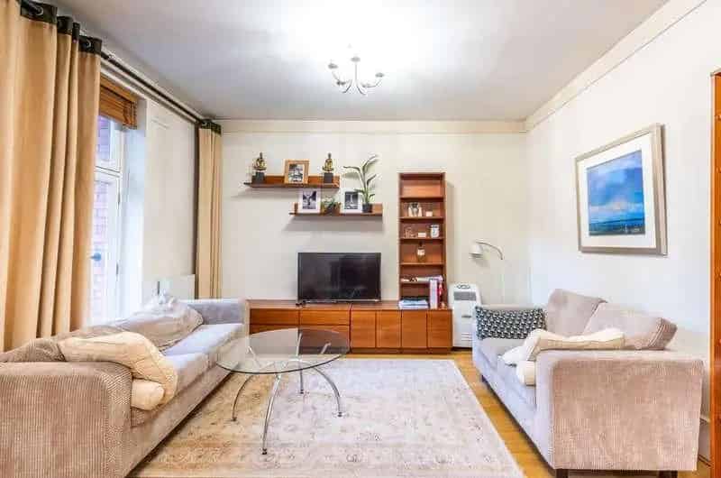 2 Bed Flat for Sale near Green Park and Victoria