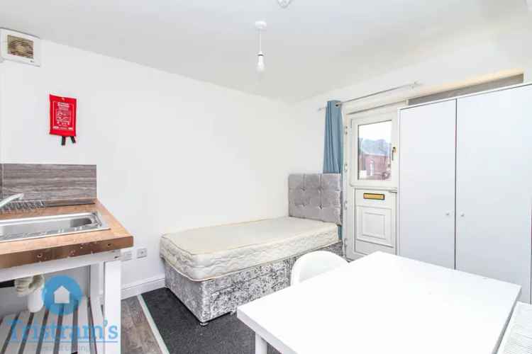 1 Bedroom Studio House for Rent Students 25 26 NG7