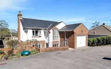 Modern Detached Home with 4 Bedrooms and Private Garden