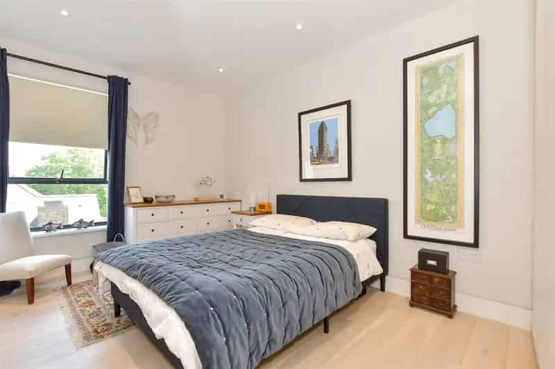 2 Bedroom Rooftop Apartment for Sale in Walthamstow