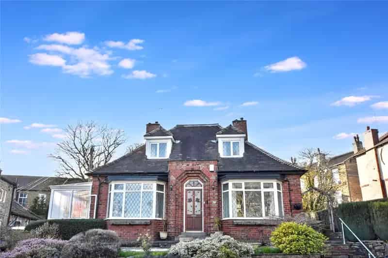 Stunning Detached Bungalow Breathtaking Views Modernized Kitchen Family Home
