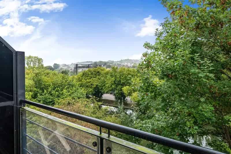 Light and Airy Top Floor Flat Two Bedrooms Two Balconies