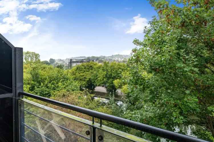 Light and Airy Top Floor Flat Two Bedrooms Two Balconies
