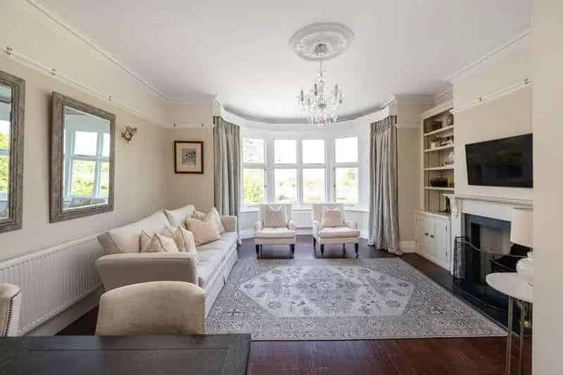2 Bed Flat for Sale in Reigate - Victorian Conversion Apartment