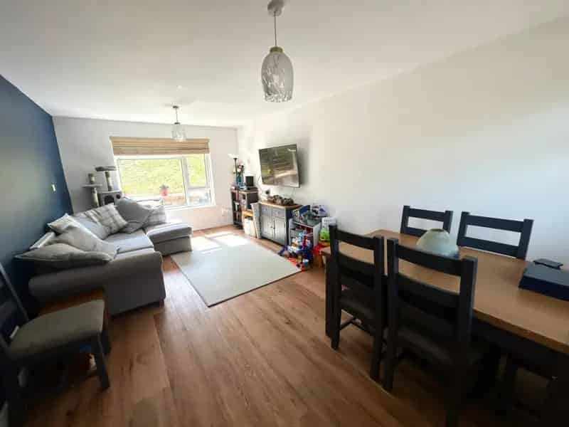 3 Bedroom Semi-Detached House For Sale Kingshill