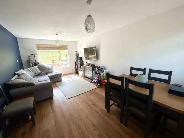 3 Bedroom Semi-Detached House For Sale Kingshill