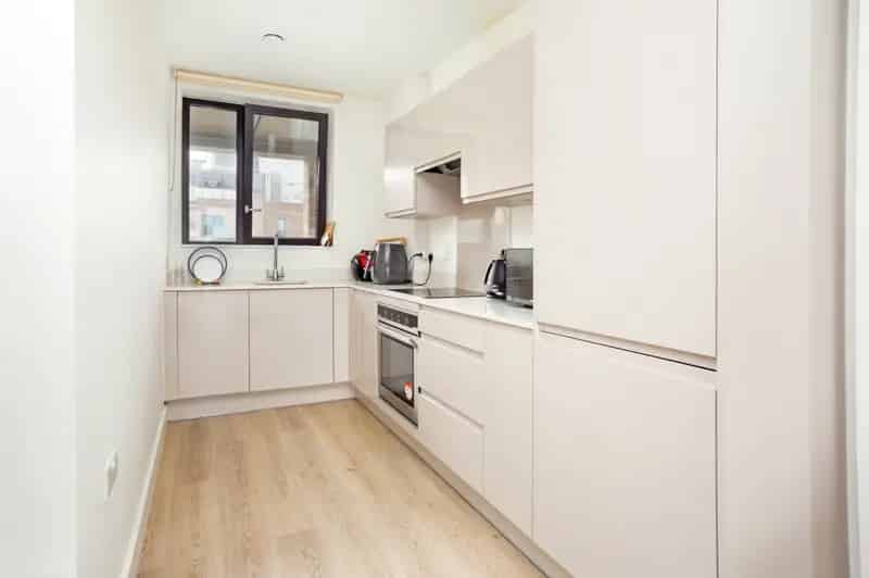 1 Bedroom Flat for Sale in E14 - Modern Apartment near Canary Wharf