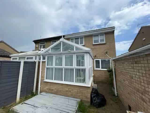 3 Bed Semi-Detached House with Garage and Garden