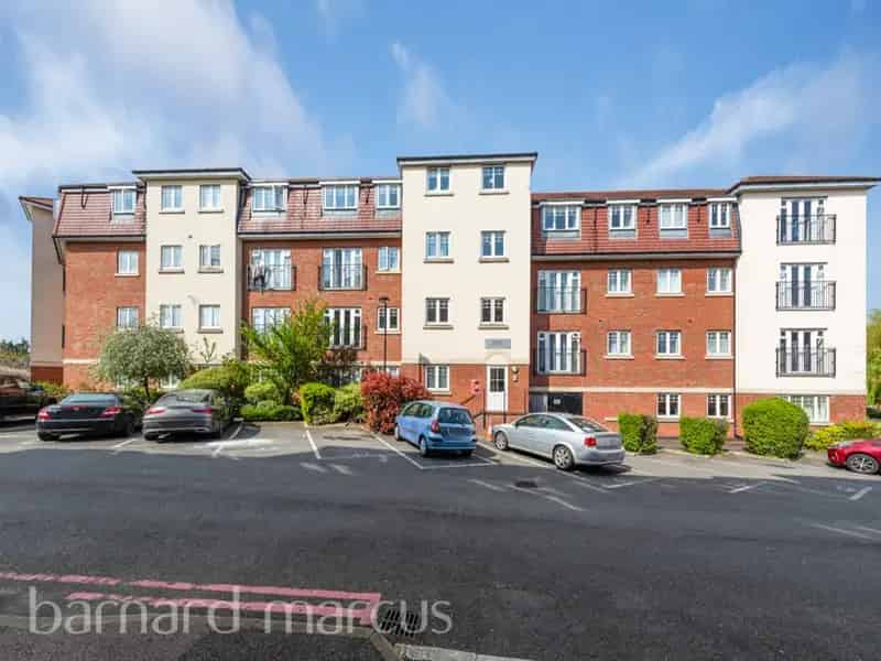 One Bedroom Flat Schoolgate Drive Modern Spacious Parking Gardens