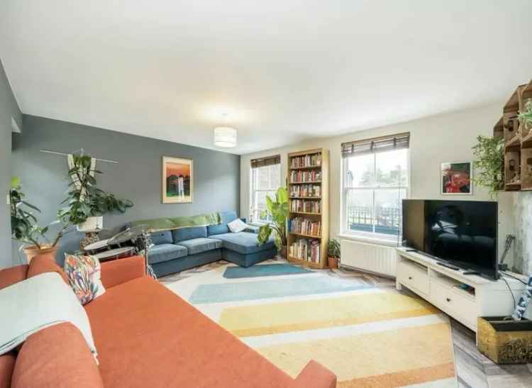 Flat For Sale in London, England