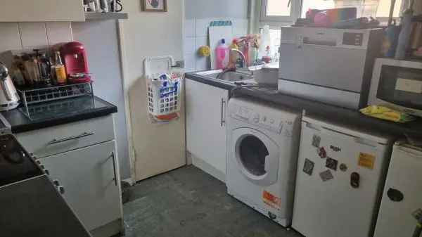 2 Bedroom Flat near Eltham and New Eltham Stations