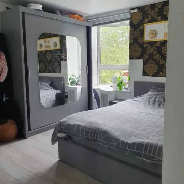 2nd Floor Flat with River Views Near Limehouse DLR