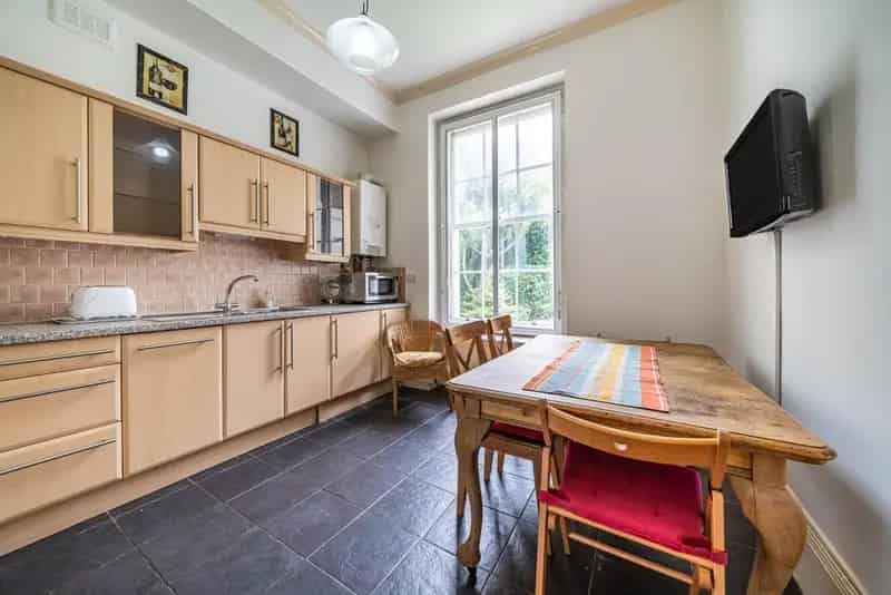 Orsett Terrace Duplex: Spacious Living with Garden Access