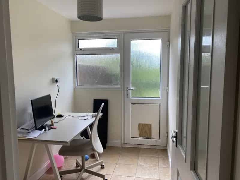 Two Double Bedroom Maisonette Near Crawley Town Centre