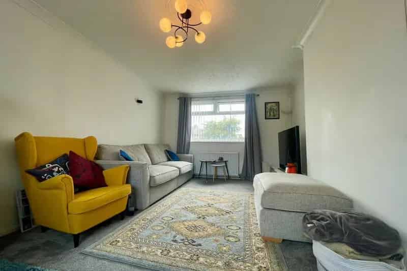 3 Bedroom House in Tingley - Modern Kitchen & Large Garden