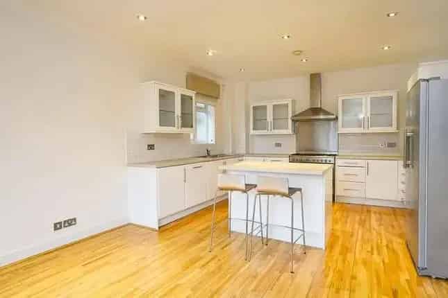 5 Bedroom Detached House for Sale in London