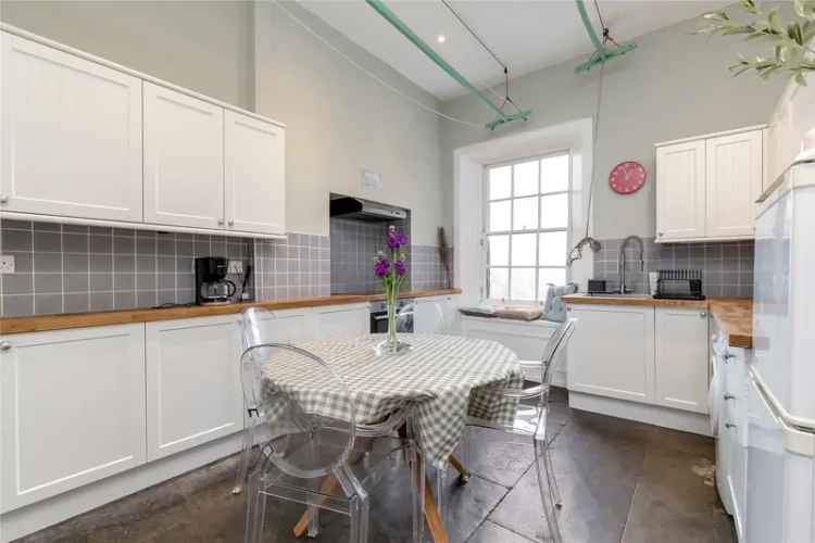 3-Bedroom Apartment in Edinburgh's New Town - Grade A-Listed Building