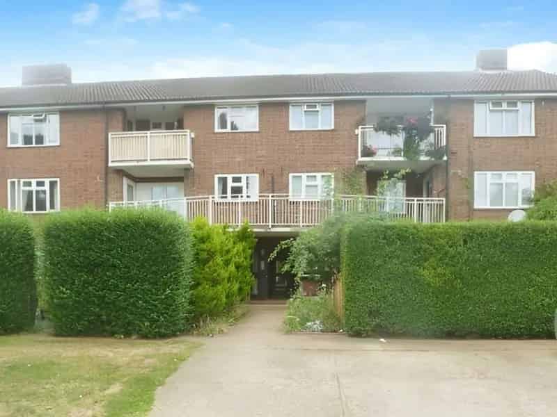 Two-Bedroom Flat in Hatfield - Spacious with Garden and Parking