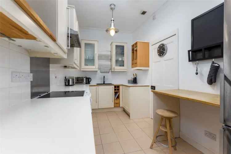 3 Bedroom Top Floor Flat in Edinburgh West End