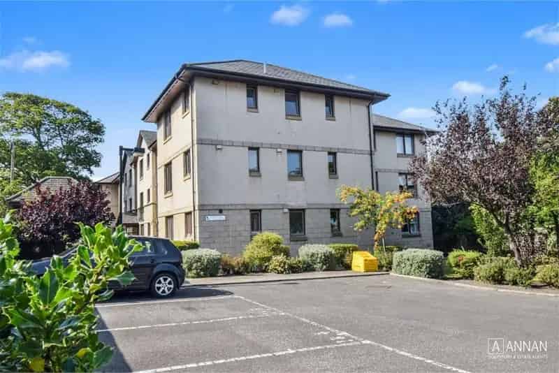 2 Bed Flat - First Floor with 1 Reception Room