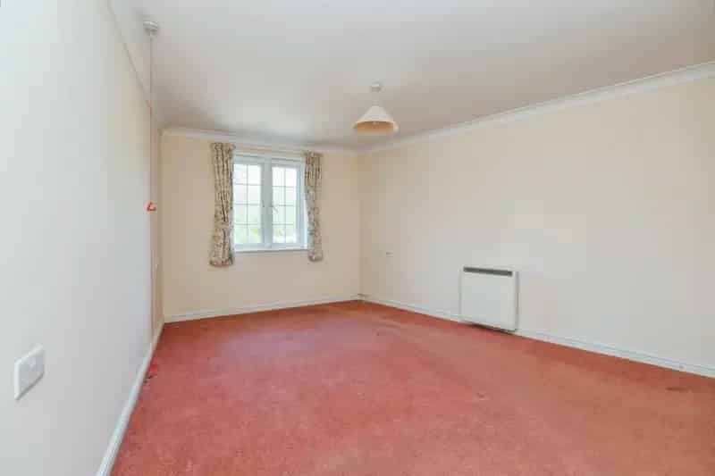2-Bed Retirement Apartment with Communal Gardens and Amenities