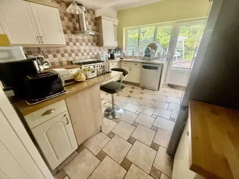 4 Bedroom Semi-Detached House to Rent