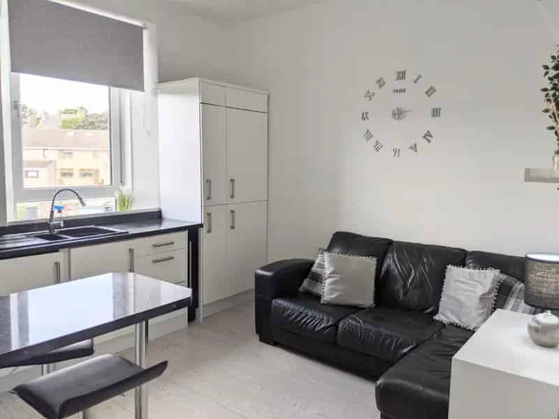 1 Bedroom Flat to Rent Fully Furnished Top Floor Modern Open Plan