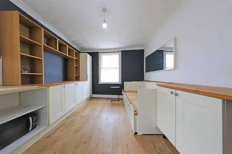 Superb Studio Apartment Near Queens Park Brighton