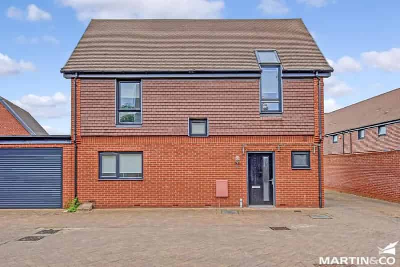 2 Bedroom Detached House For Sale