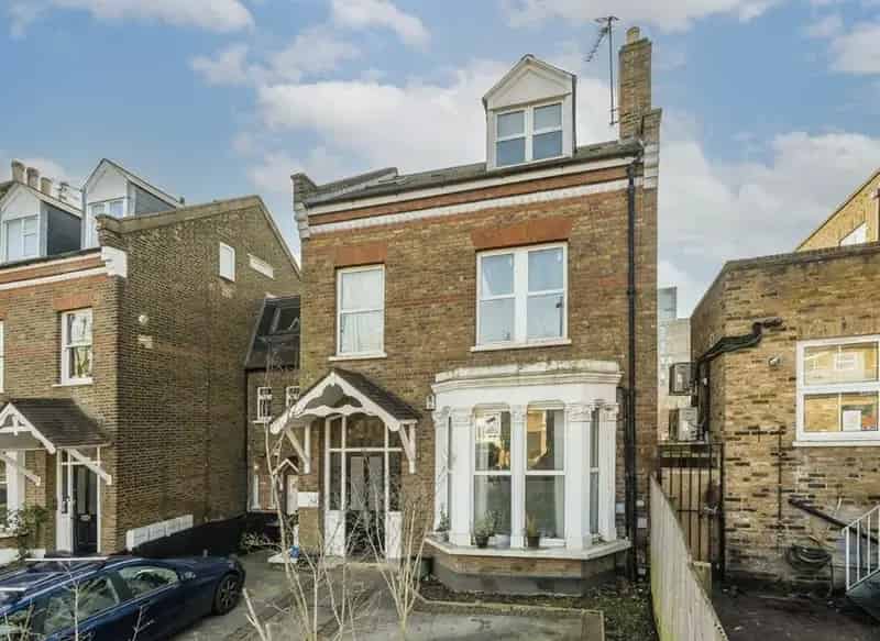Two Bedroom Flat Near Queens Park Station