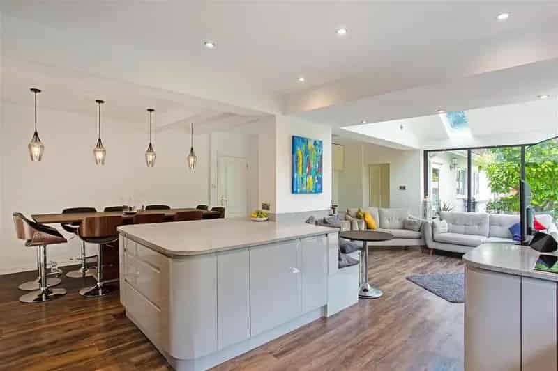 6 Bedroom Detached House for Sale