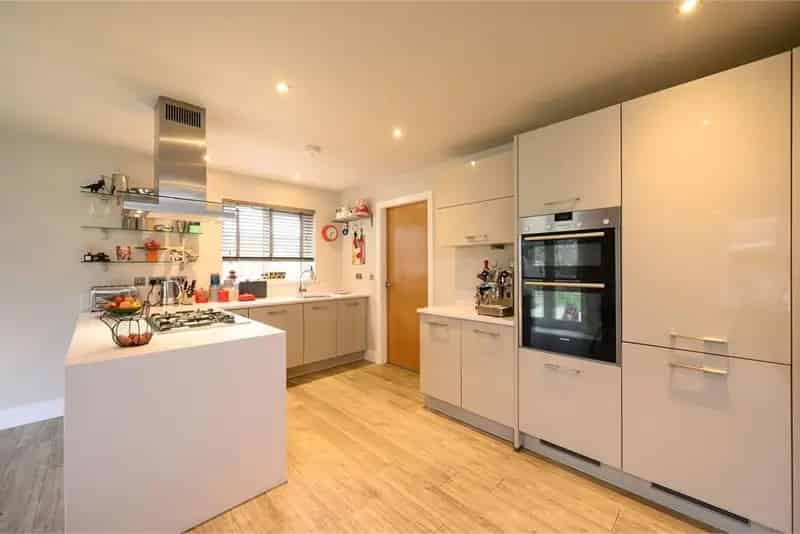 5 Bed Detached House with Double Garage and Large Garden
