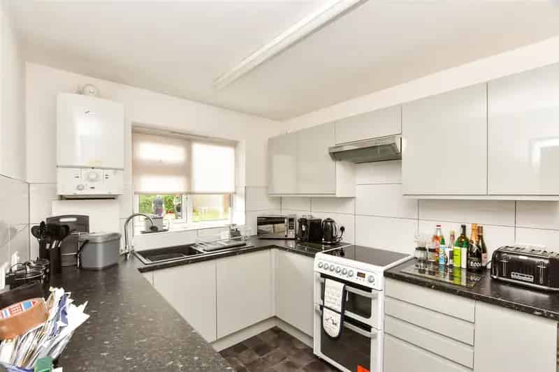 2 Bedroom Maisonette for Sale Near Shops and Schools