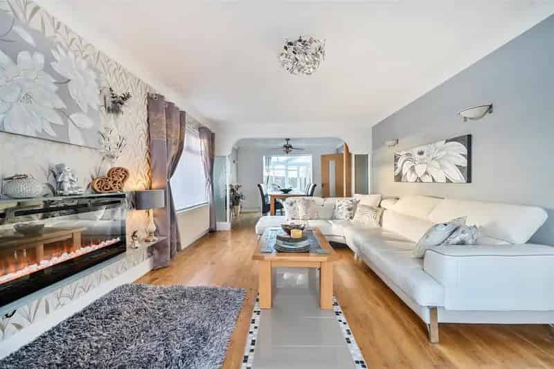 4 Bedroom Detached Bungalow with Commercial Potential