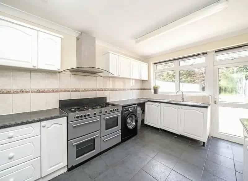 Semi Detached Home with Private Garden Near Amenities