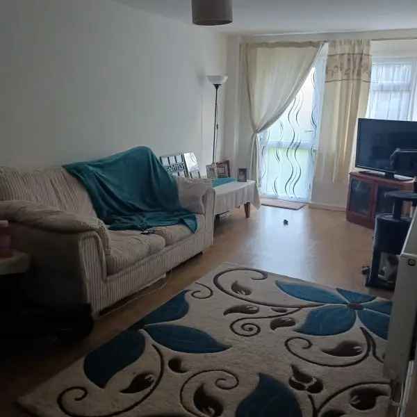 Ground Floor 2-Bedroom Flat Near Amenities