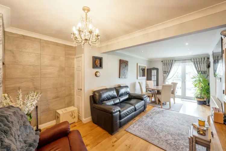 3 Bed House with Large Garden and Double Garage