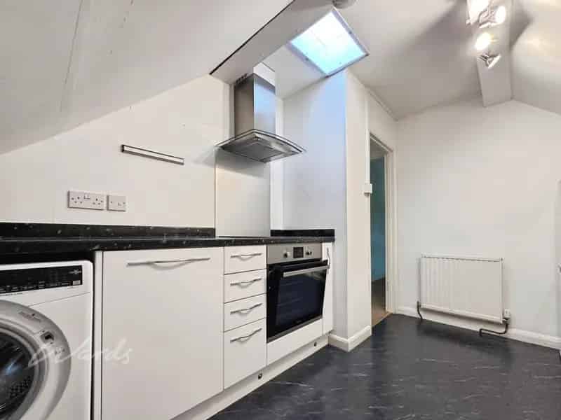 1 Bedroom Flat to Rent Near Beach and Station