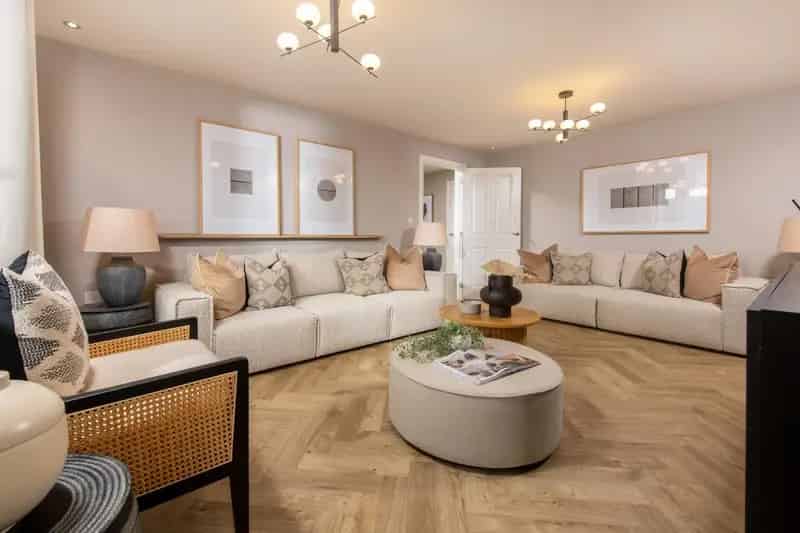 4 Bed House for Sale Family Home Garage Parking