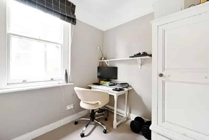 Spacious 4-Bedroom Apartment in Period Mansion Block Chain Free