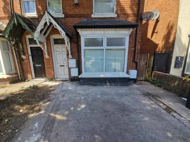 Studio to Rent Holding Fee Required