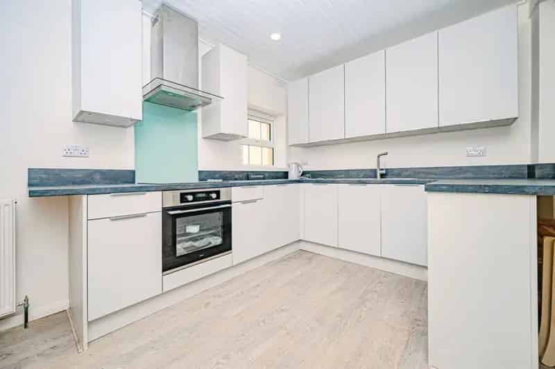 Three Bedroom Detached House in Apsley Near Train Station